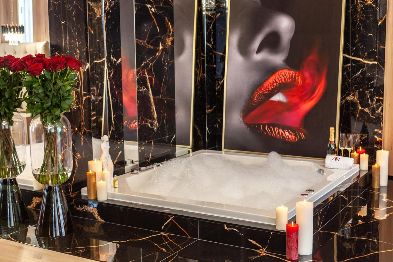 Aristo Jacuzzi Hotel Lviv Extérieur photo