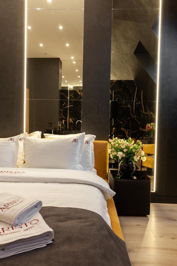 Aristo Jacuzzi Hotel Lviv Extérieur photo