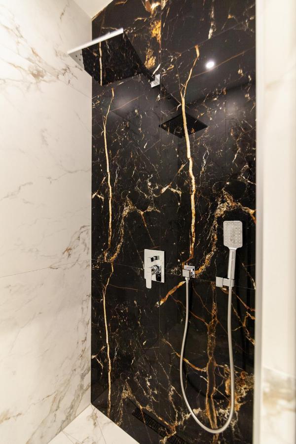 Aristo Jacuzzi Hotel Lviv Extérieur photo