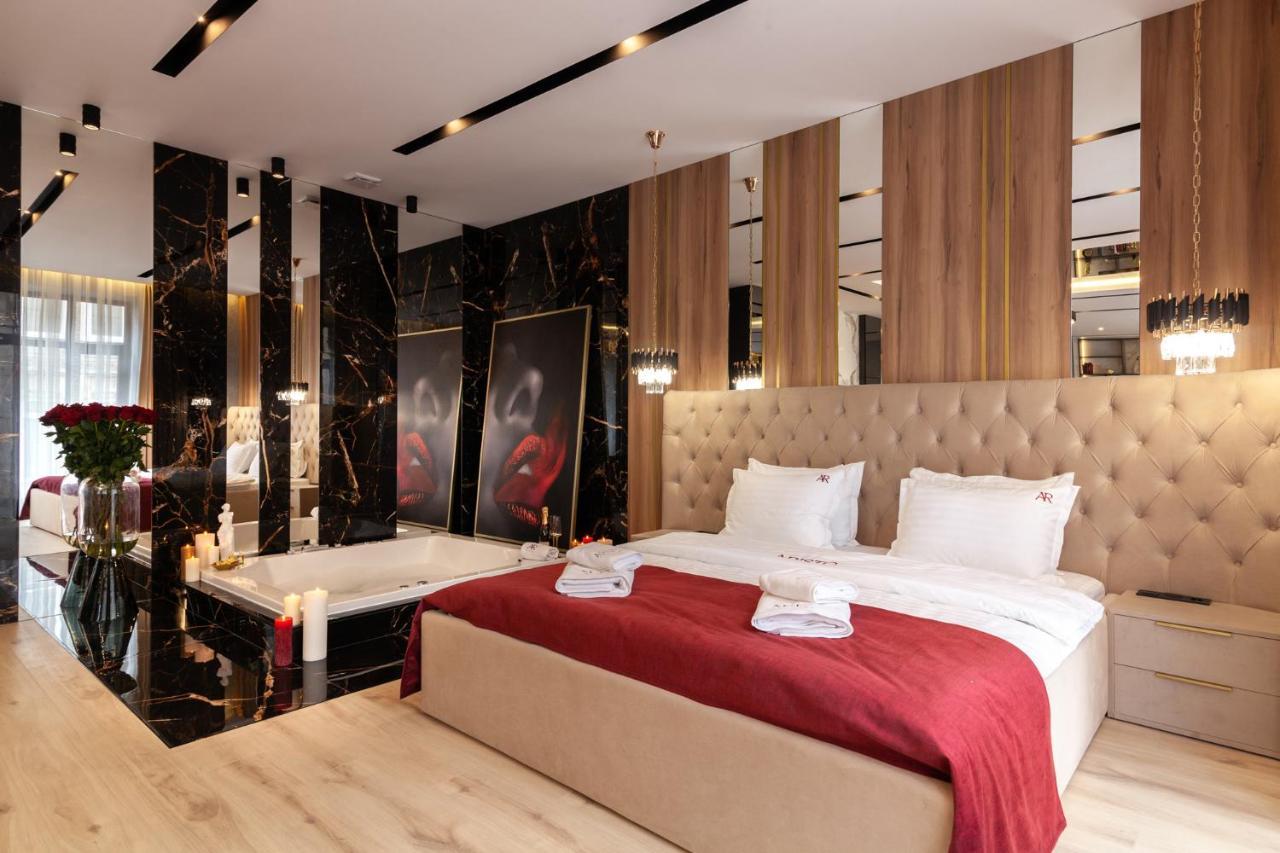 Aristo Jacuzzi Hotel Lviv Extérieur photo