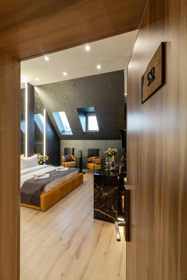 Aristo Jacuzzi Hotel Lviv Extérieur photo