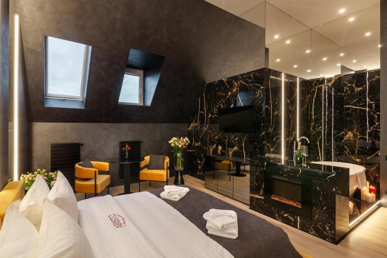 Aristo Jacuzzi Hotel Lviv Extérieur photo