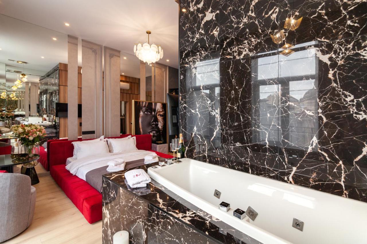 Aristo Jacuzzi Hotel Lviv Extérieur photo