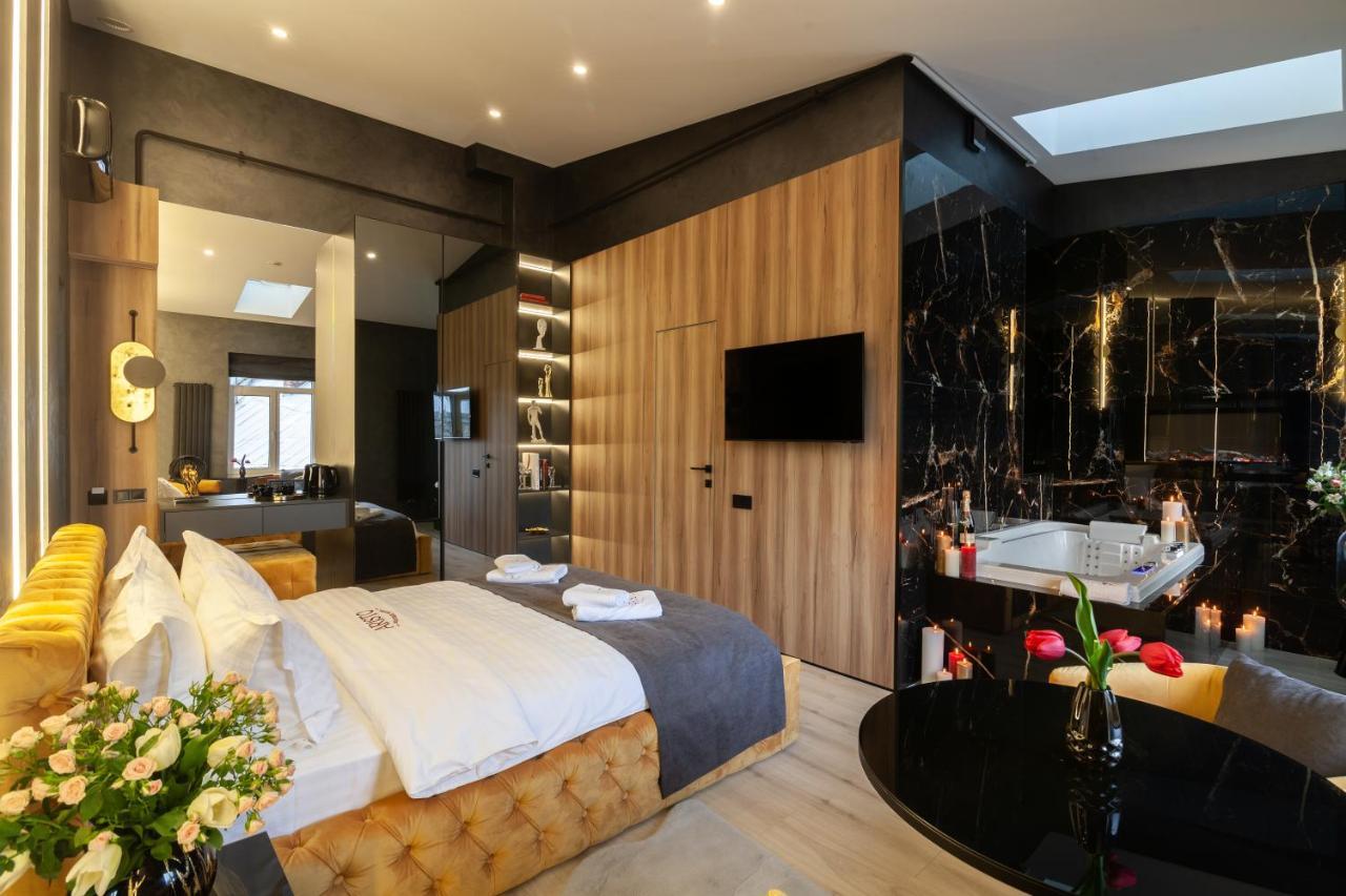 Aristo Jacuzzi Hotel Lviv Extérieur photo