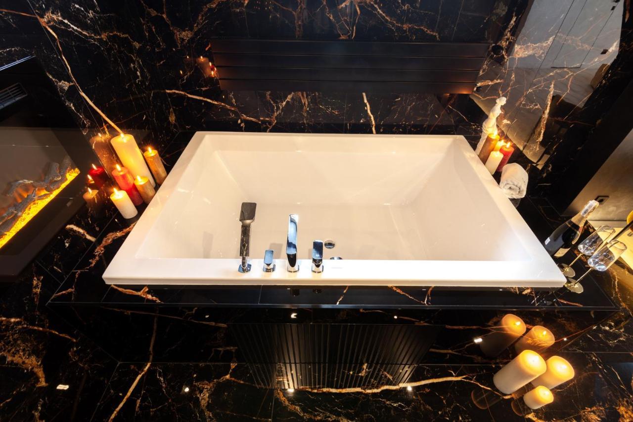 Aristo Jacuzzi Hotel Lviv Extérieur photo