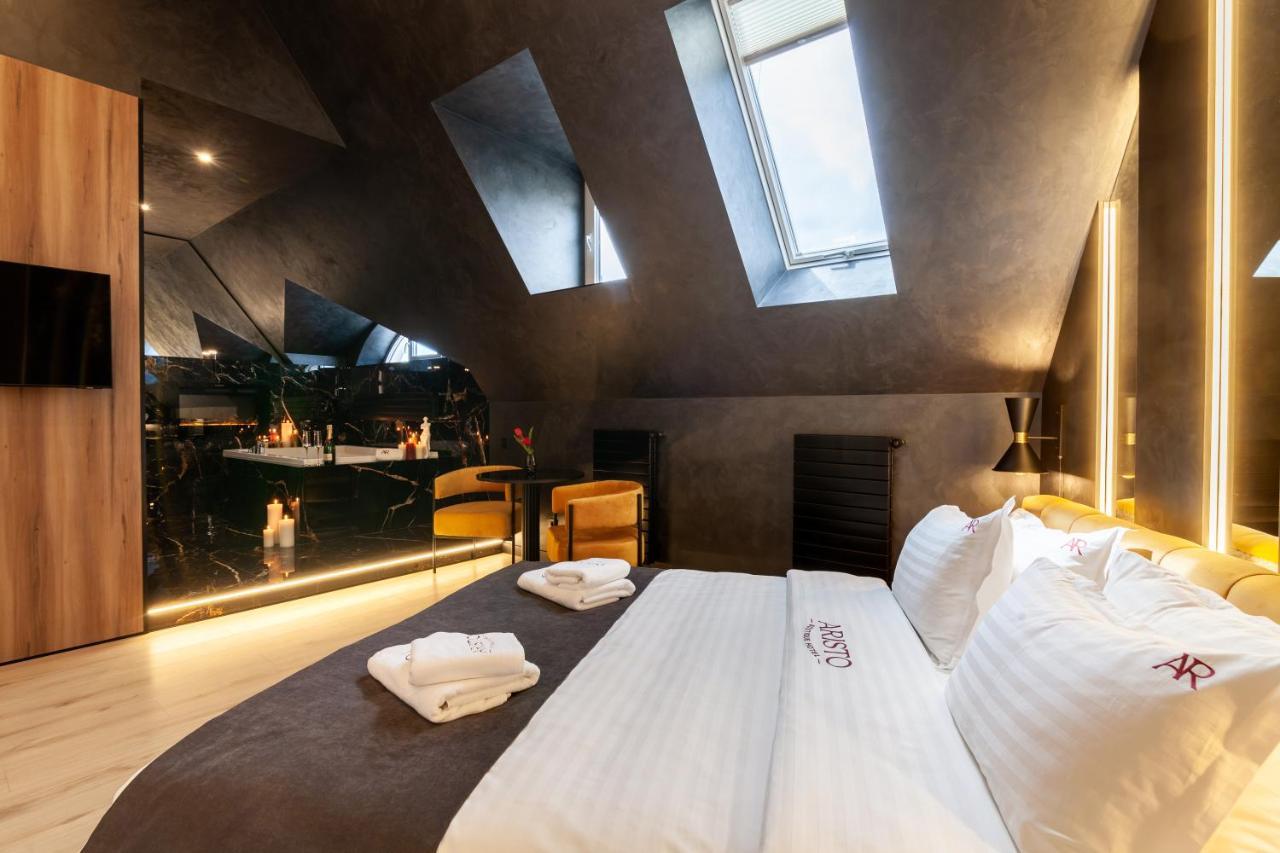 Aristo Jacuzzi Hotel Lviv Extérieur photo