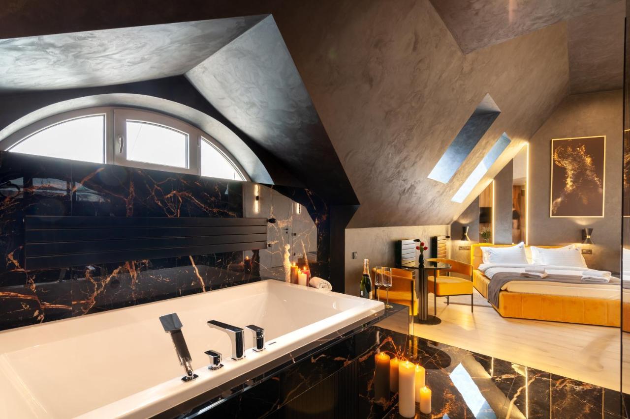Aristo Jacuzzi Hotel Lviv Extérieur photo