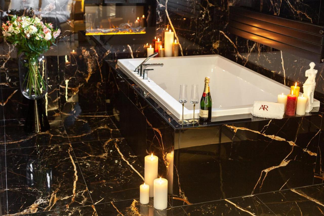 Aristo Jacuzzi Hotel Lviv Extérieur photo