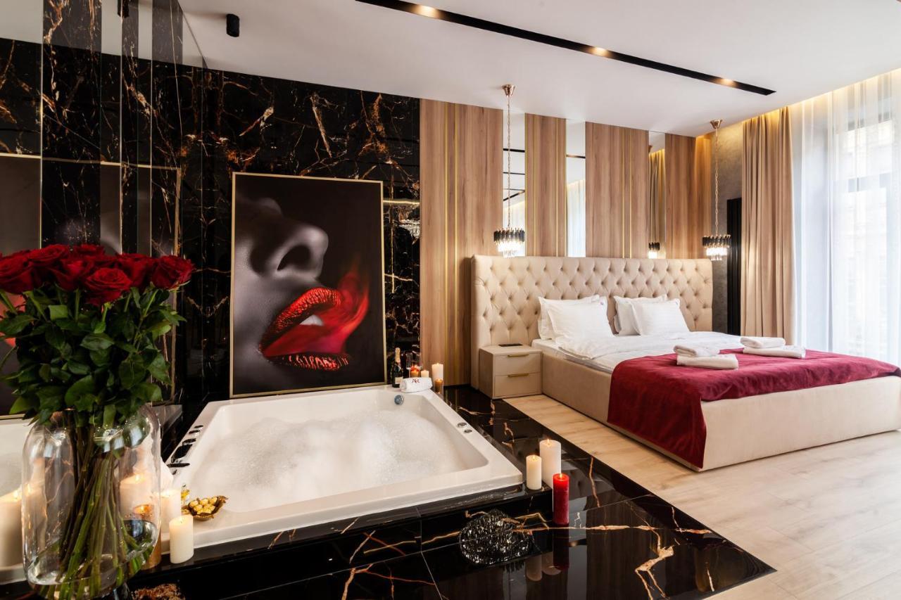 Aristo Jacuzzi Hotel Lviv Extérieur photo