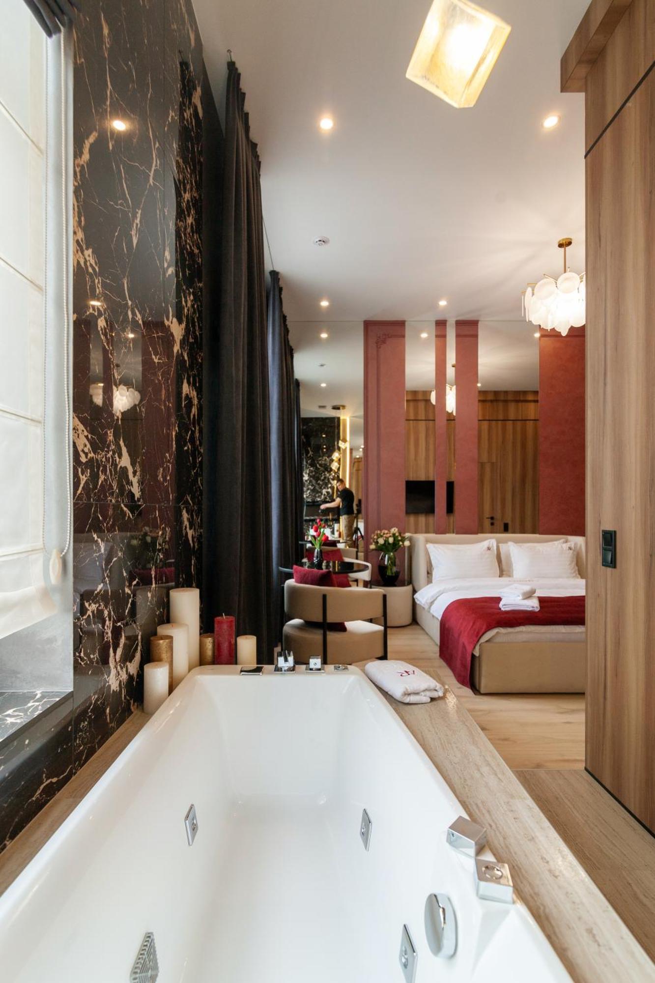 Aristo Jacuzzi Hotel Lviv Extérieur photo
