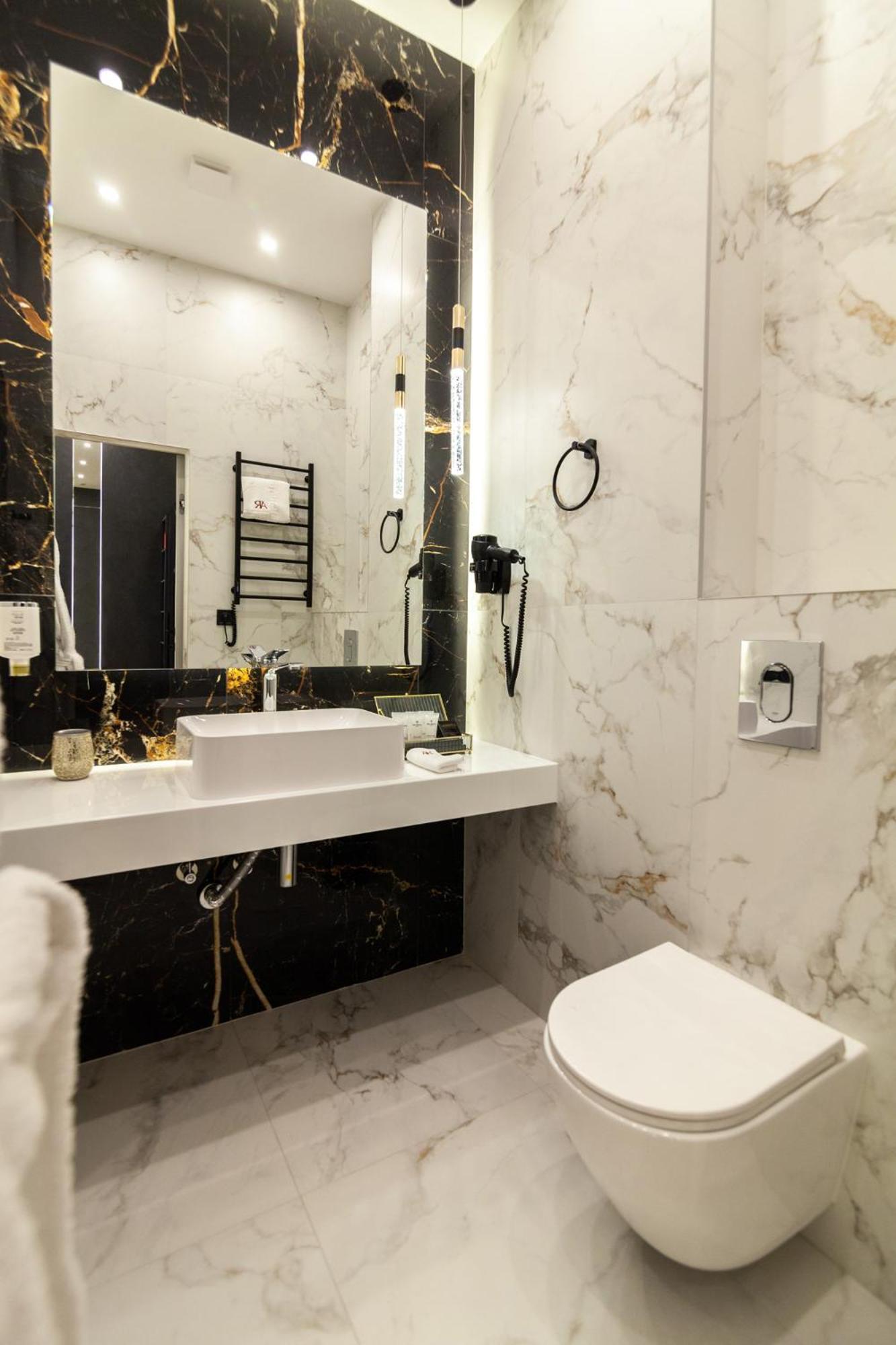 Aristo Jacuzzi Hotel Lviv Extérieur photo