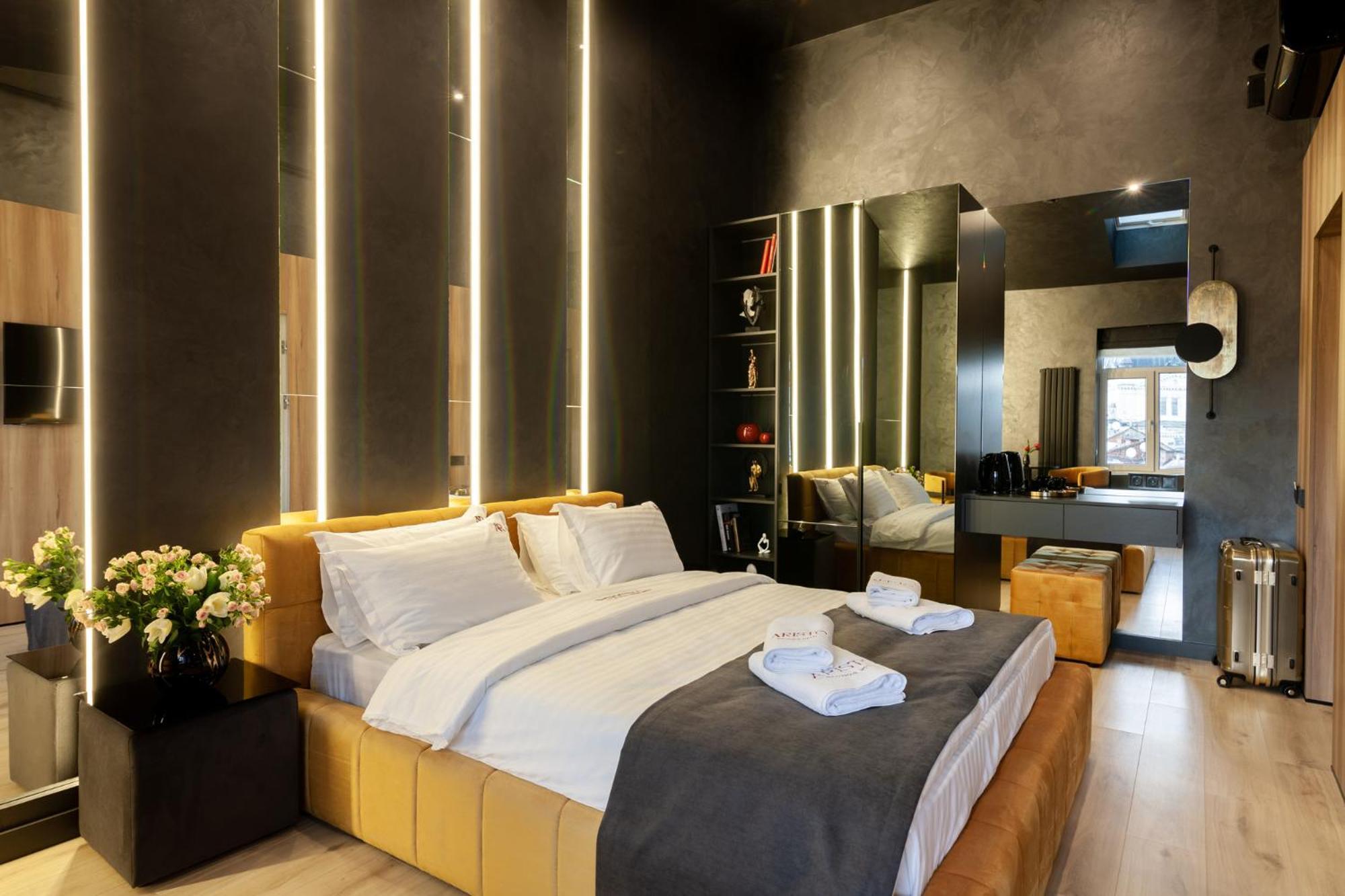 Aristo Jacuzzi Hotel Lviv Extérieur photo