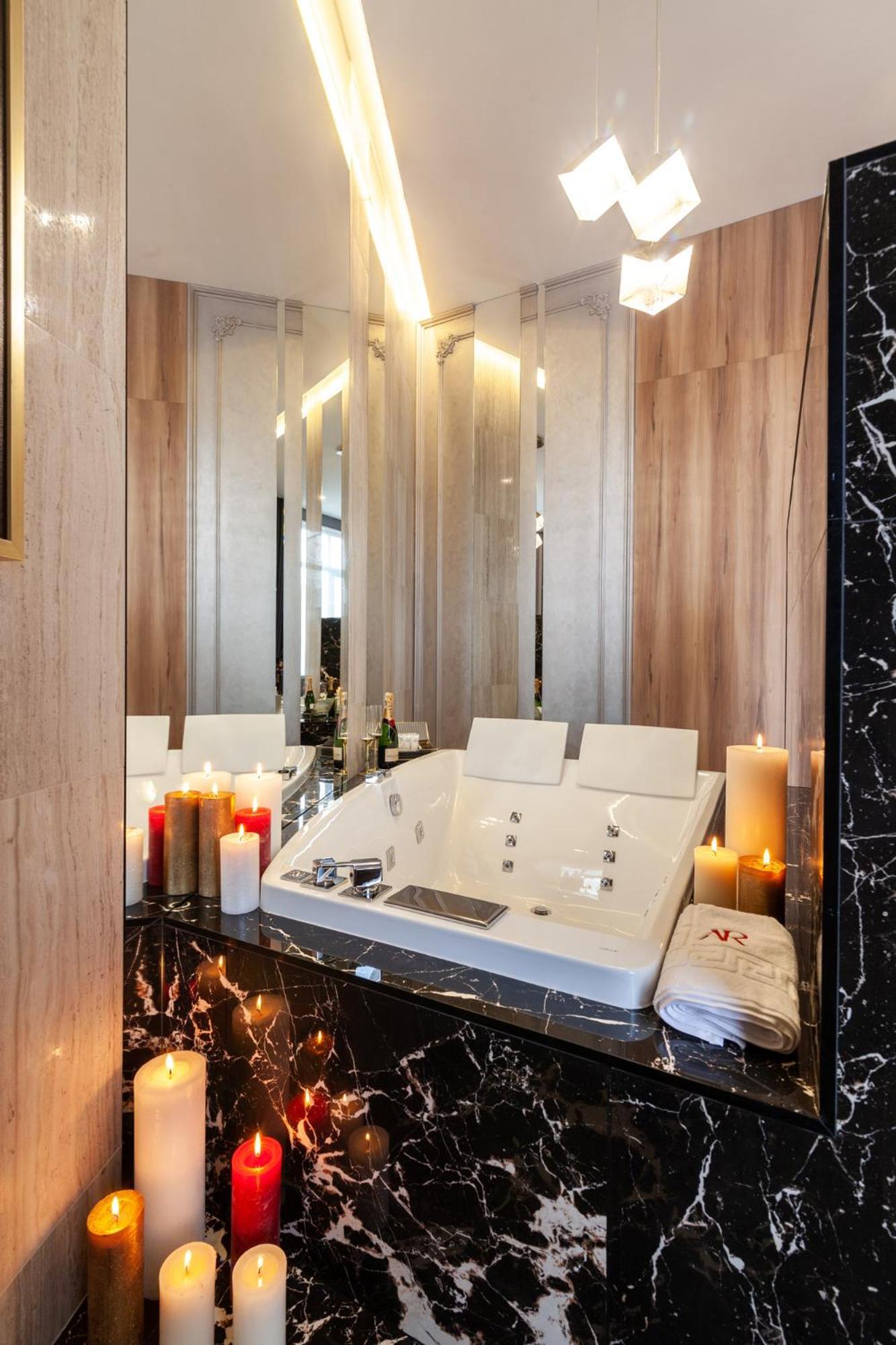 Aristo Jacuzzi Hotel Lviv Extérieur photo