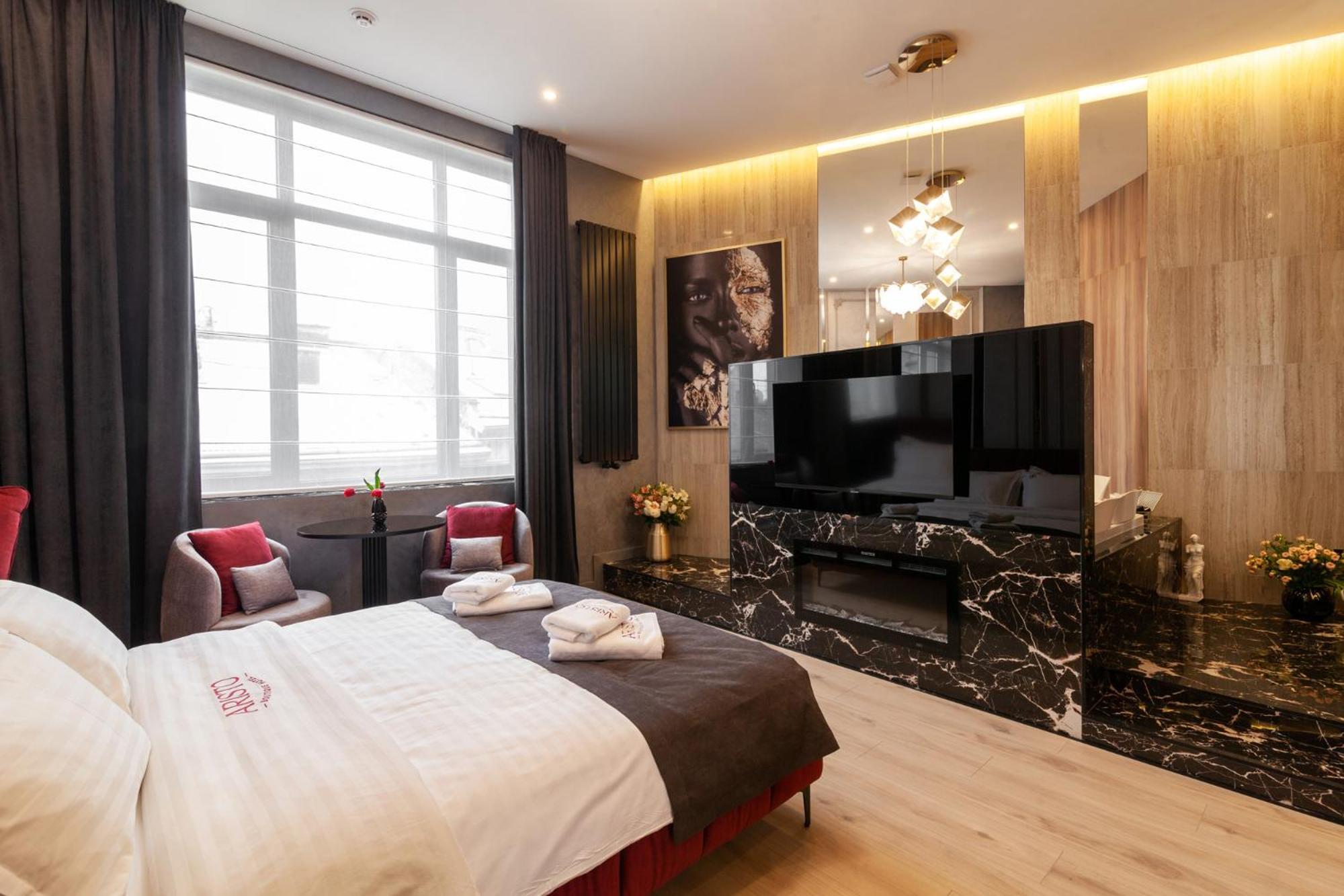 Aristo Jacuzzi Hotel Lviv Extérieur photo