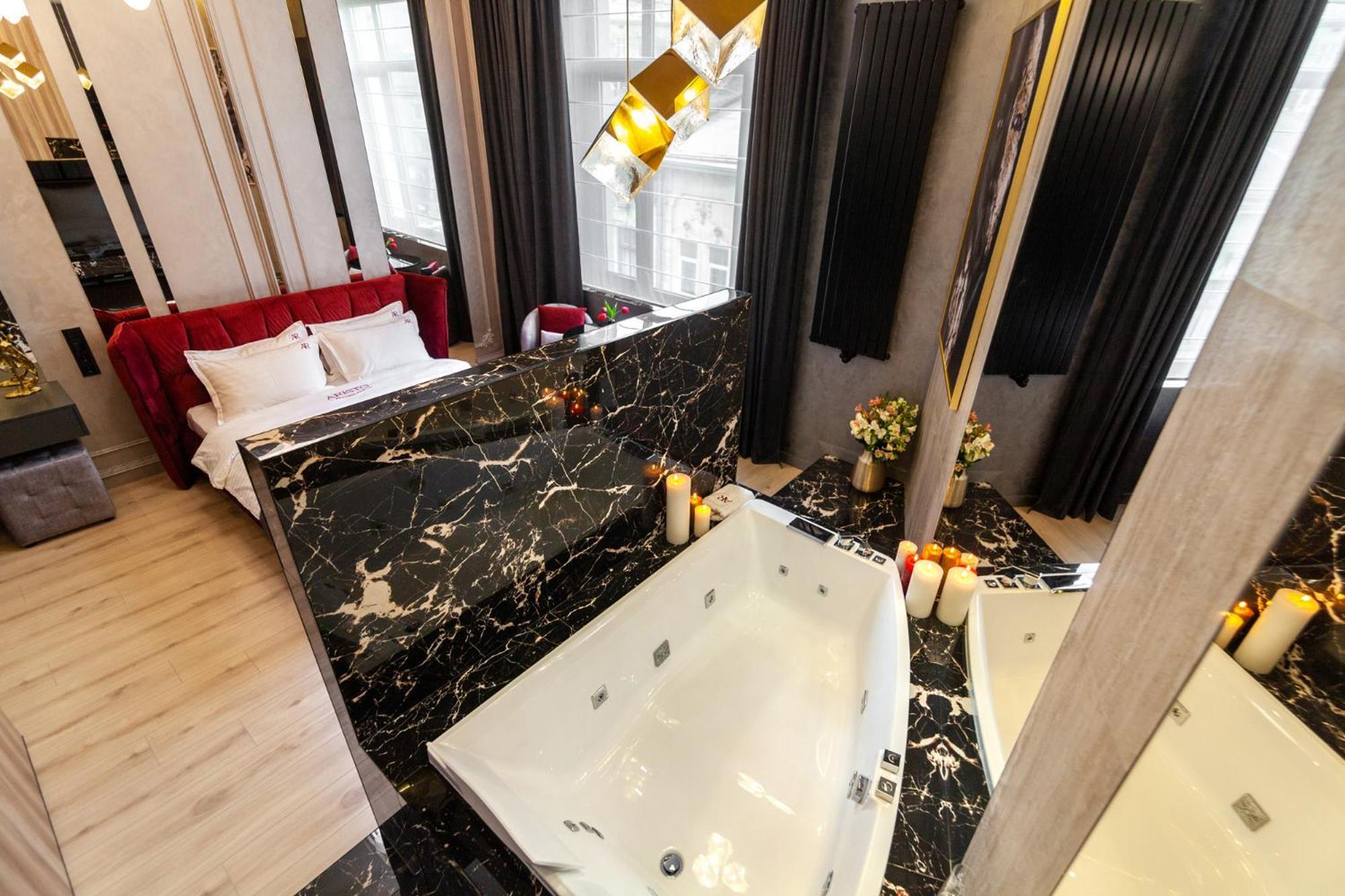 Aristo Jacuzzi Hotel Lviv Extérieur photo