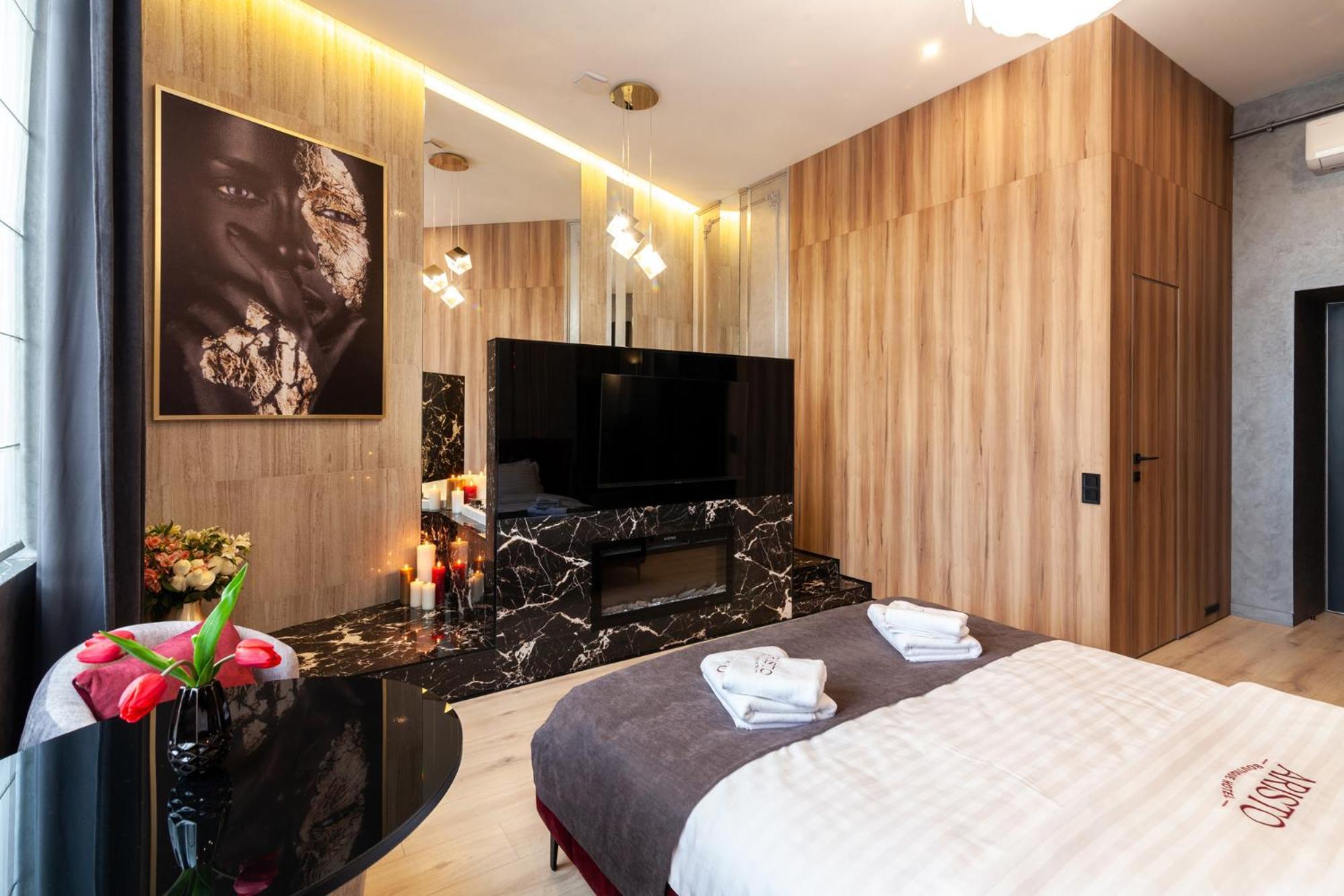 Aristo Jacuzzi Hotel Lviv Extérieur photo