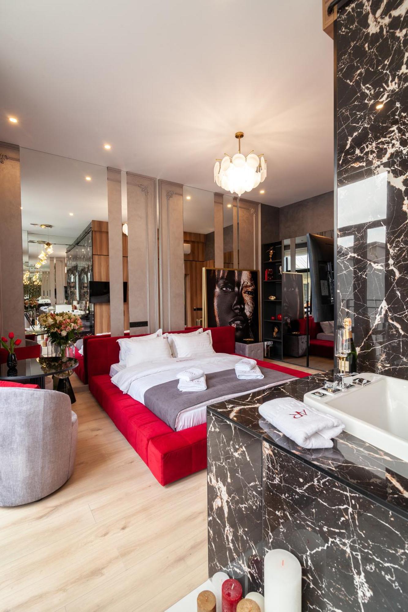 Aristo Jacuzzi Hotel Lviv Extérieur photo