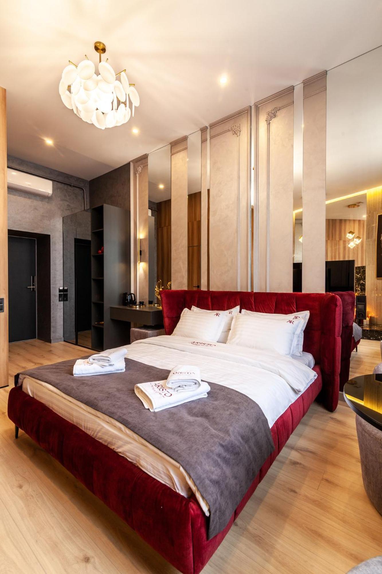 Aristo Jacuzzi Hotel Lviv Extérieur photo