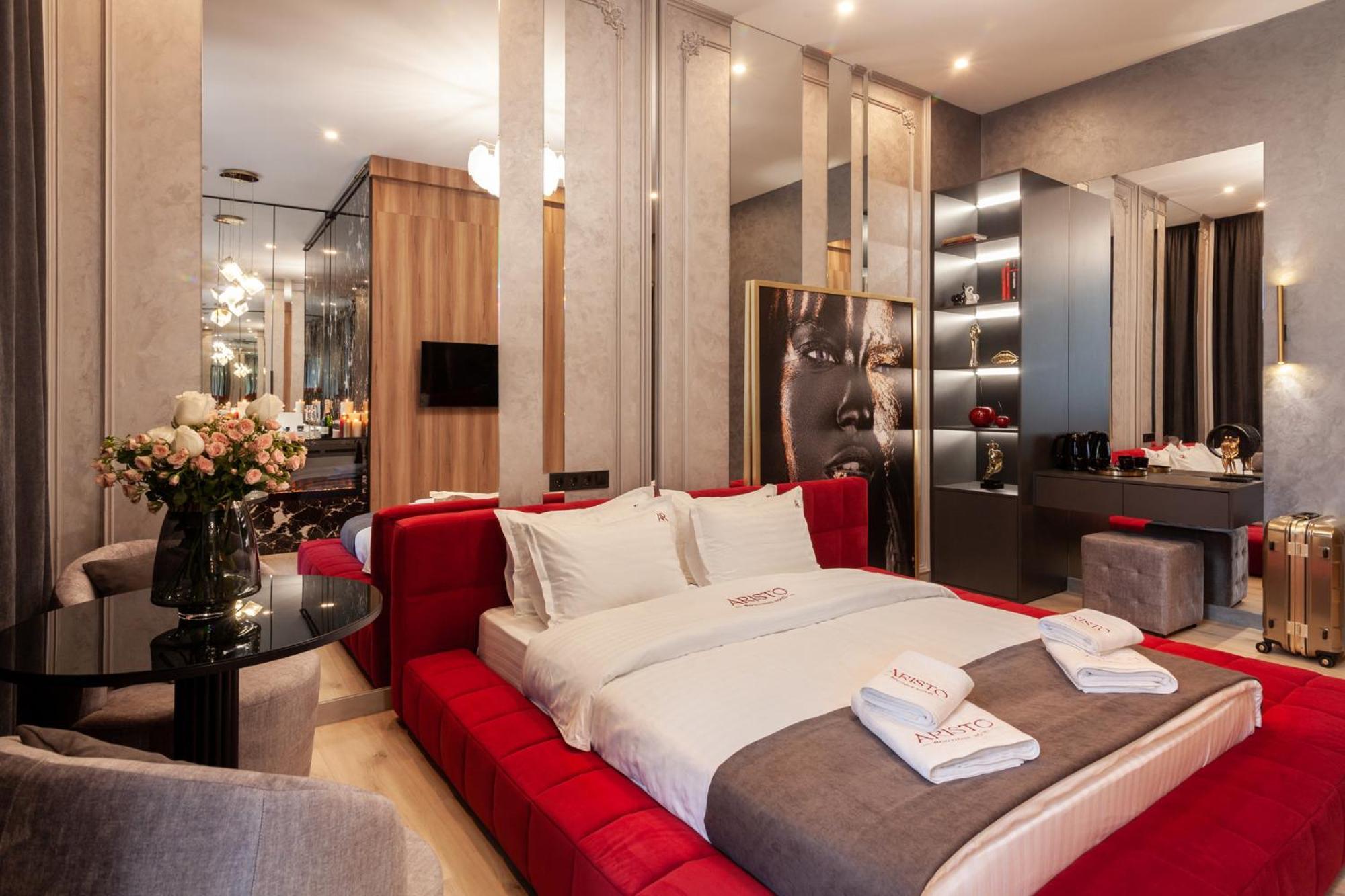 Aristo Jacuzzi Hotel Lviv Extérieur photo