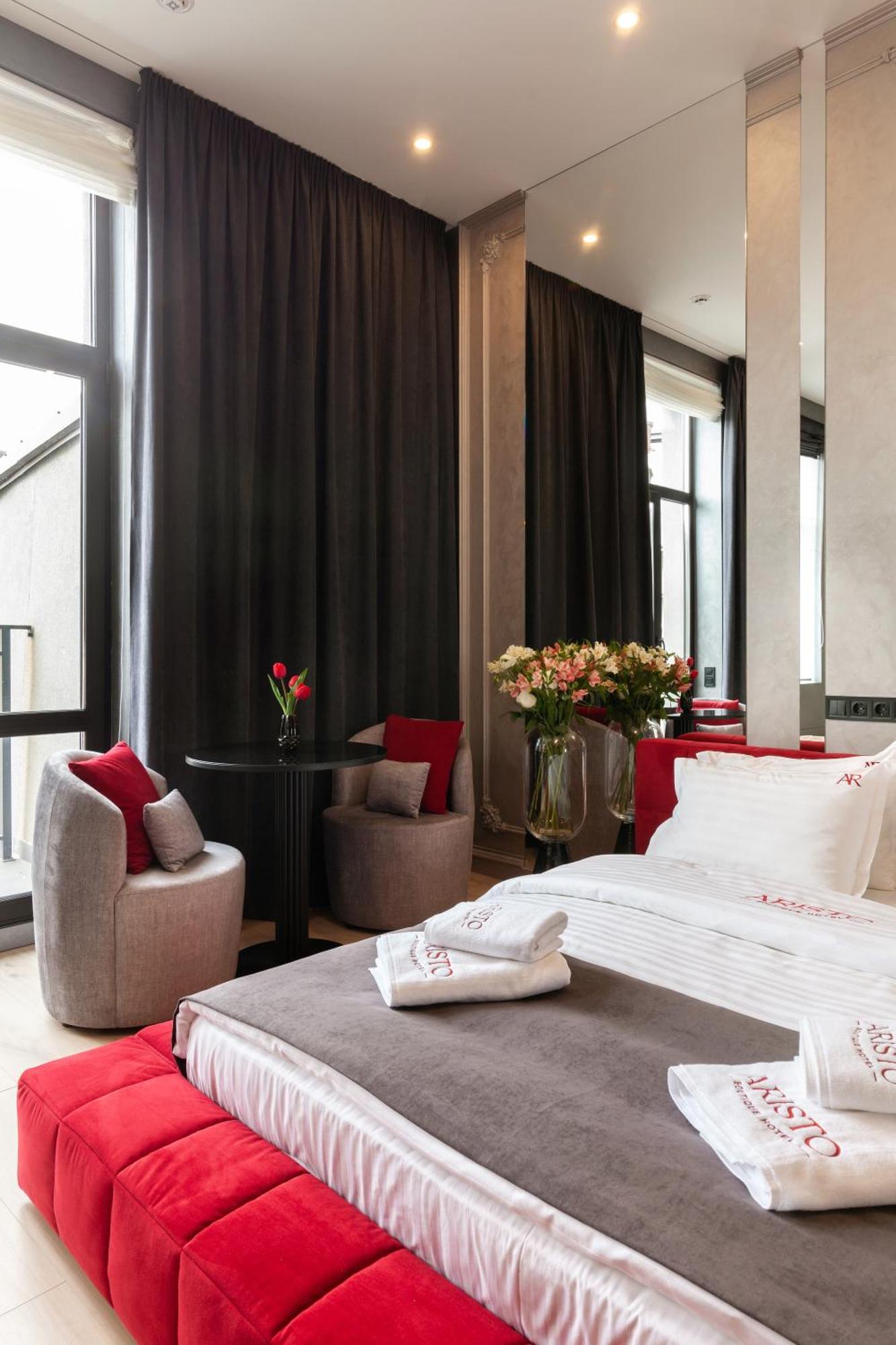 Aristo Jacuzzi Hotel Lviv Extérieur photo