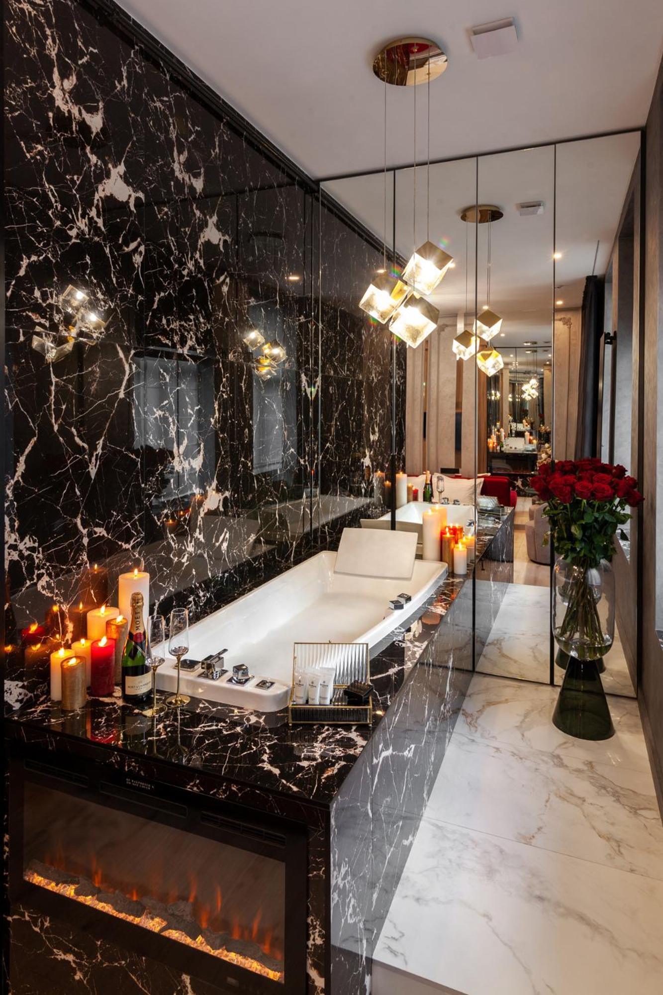Aristo Jacuzzi Hotel Lviv Extérieur photo