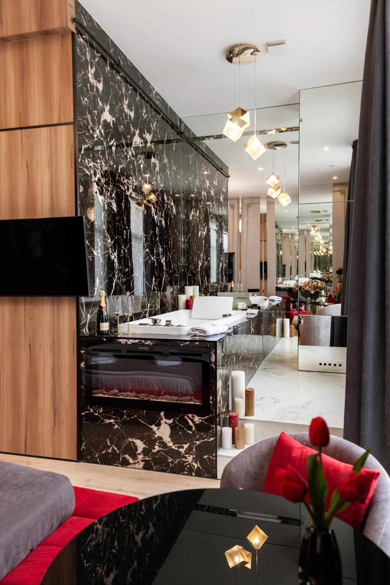 Aristo Jacuzzi Hotel Lviv Extérieur photo