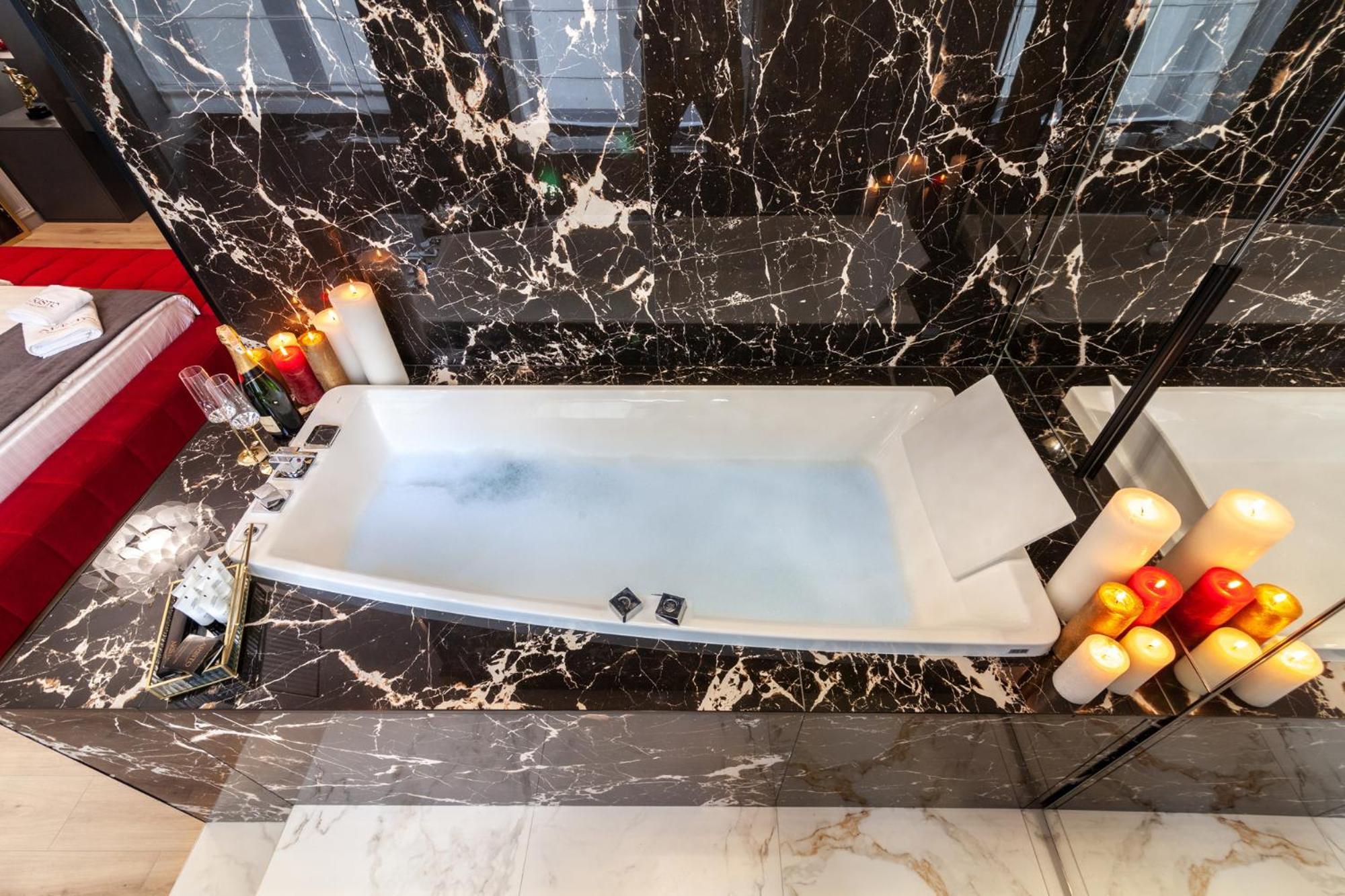 Aristo Jacuzzi Hotel Lviv Extérieur photo