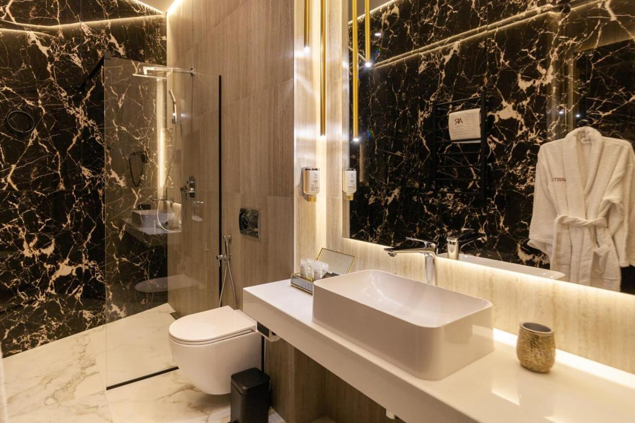Aristo Jacuzzi Hotel Lviv Extérieur photo