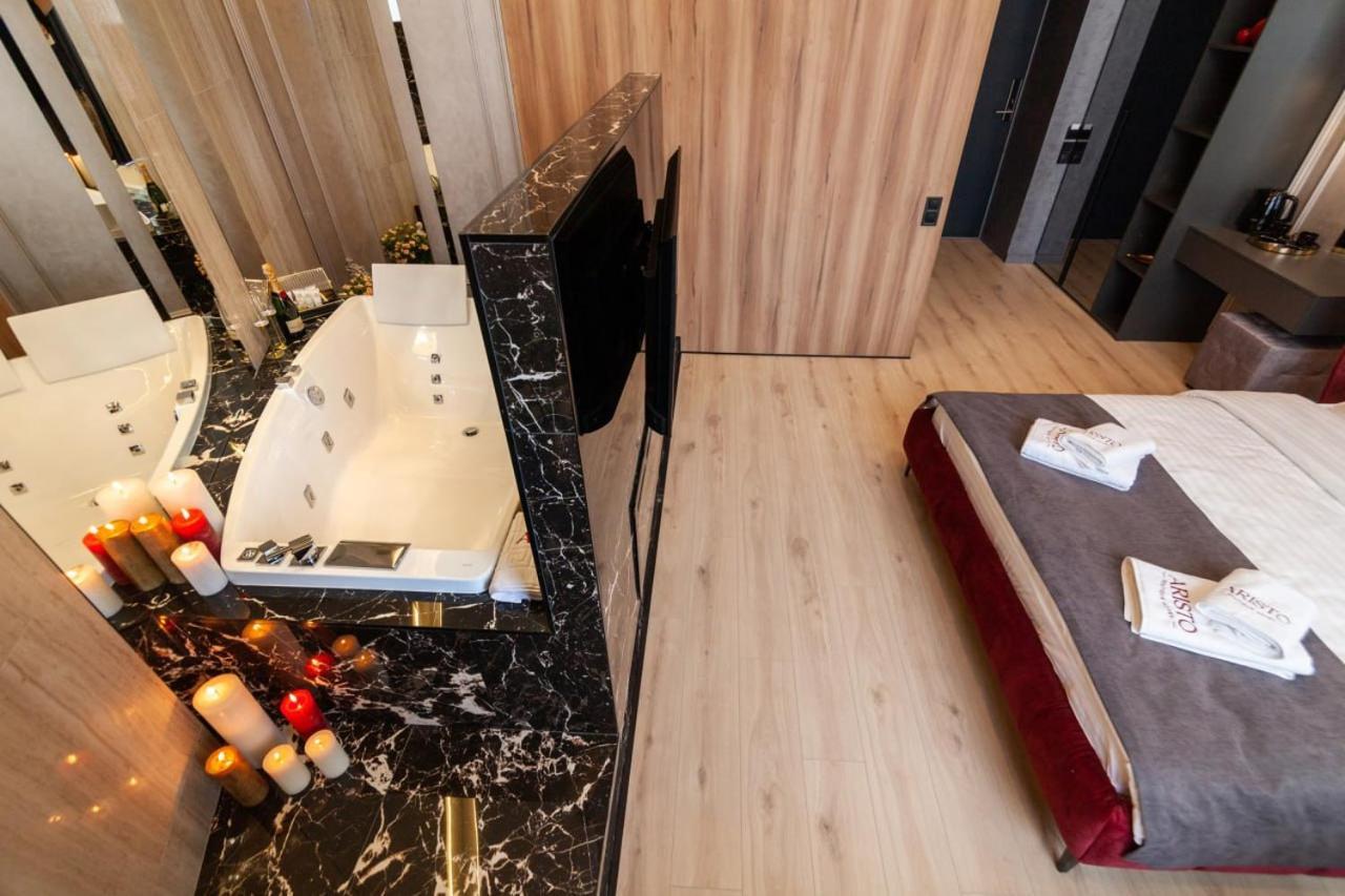 Aristo Jacuzzi Hotel Lviv Extérieur photo